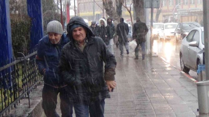 Afyonkarahisar’da Kar Yağışı Başladı