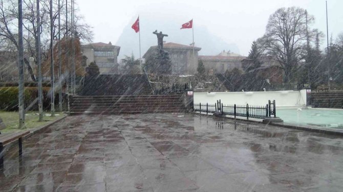 Afyonkarahisar’da Kar Yağışı Başladı