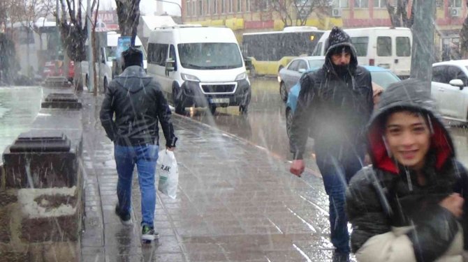 Afyonkarahisar’da Kar Yağışı Başladı