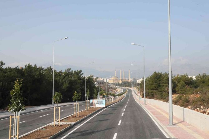 Üniversite Caddesi’ndeki Yeni Yol Trafiğe Açıldı