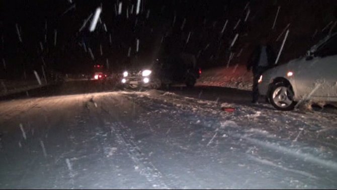 Antalya-konya Karayolu Yoğun Kar Ve Tipi Nedeniyle Tırların Geçişine Kapatıldı