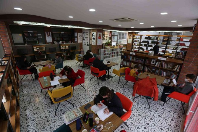 Efeler’de Hizmete Açılan 4’üncü Kitap Kafe Gençlerin İlgi Odağı Oldu