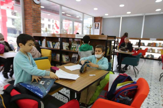 Efeler’de Hizmete Açılan 4’üncü Kitap Kafe Gençlerin İlgi Odağı Oldu