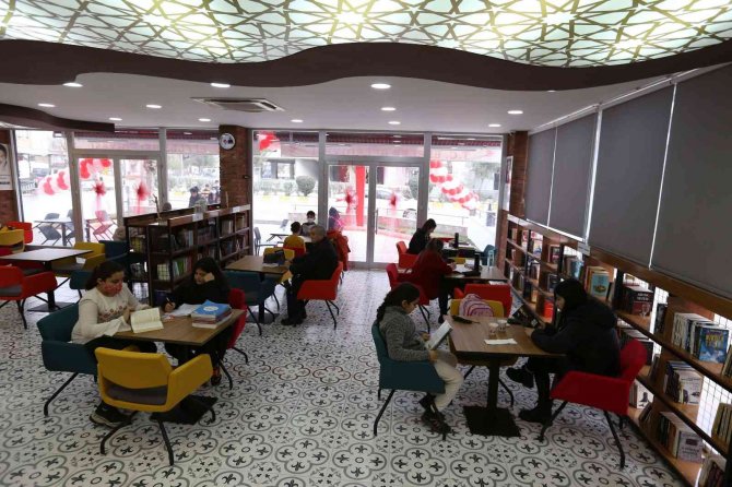 Efeler’de Hizmete Açılan 4’üncü Kitap Kafe Gençlerin İlgi Odağı Oldu