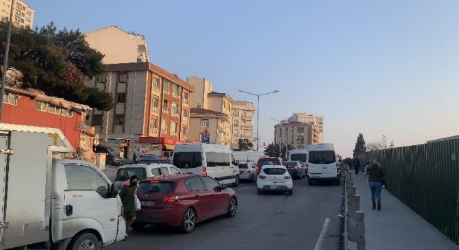 Kartal’da Freni Boşalınca Yolda Kayan Minibüs Kaza Yaptı, 1 Kişi Yaralandı