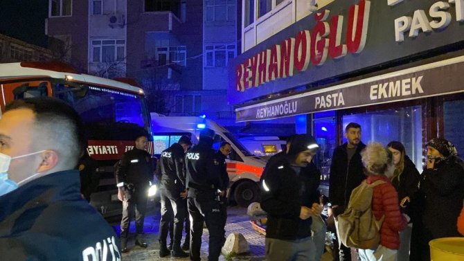 Bakırköy’de Korkutan Yangın: Evde Mahsur Kalan 2 Kişiyi İtfaiye Ekipleri Kurtardı