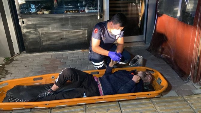 Bakırköy’de Korkutan Yangın: Evde Mahsur Kalan 2 Kişiyi İtfaiye Ekipleri Kurtardı
