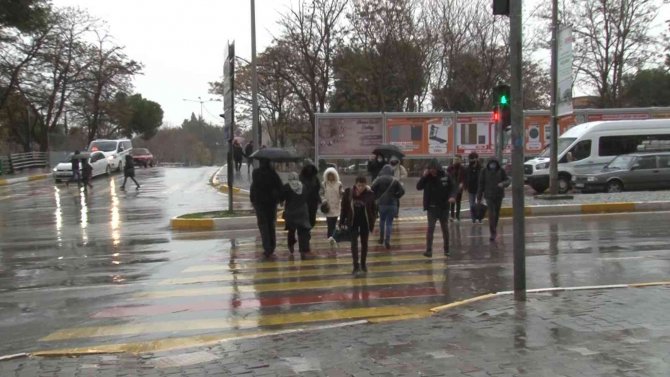 Balıkesir’de 10 Dakika Süren Sağanak Yağış Etkili Oldu
