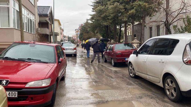 Balıkesir’de 10 Dakika Süren Sağanak Yağış Etkili Oldu