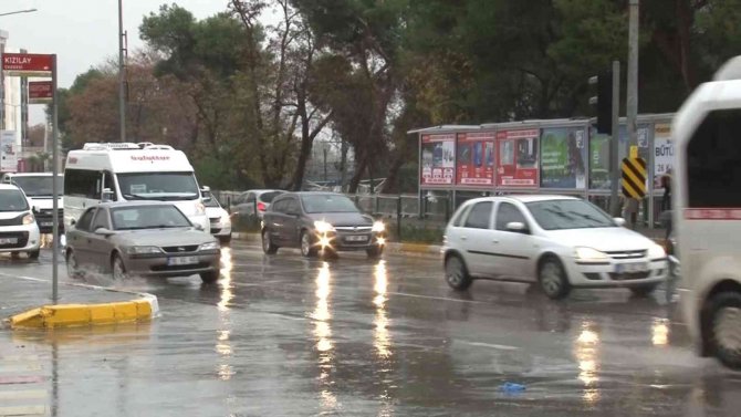 Balıkesir’de 10 Dakika Süren Sağanak Yağış Etkili Oldu
