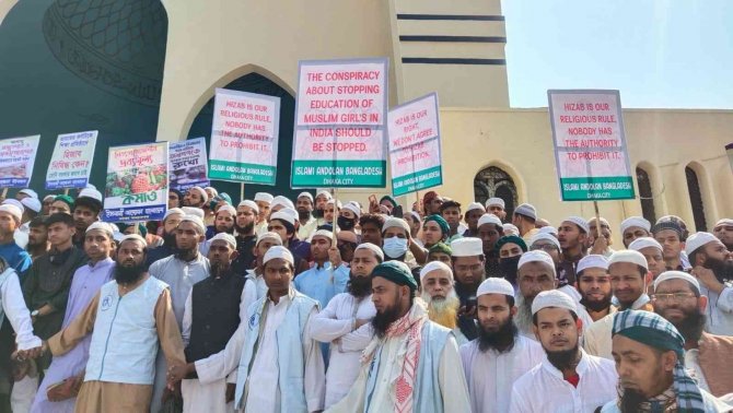 Bangladeş’ten, Hindistan’daki Başörtüsü Yasağına Karşı Protesto