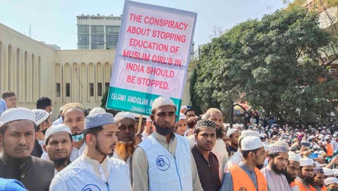 Bangladeş’ten, Hindistan’daki Başörtüsü Yasağına Karşı Protesto