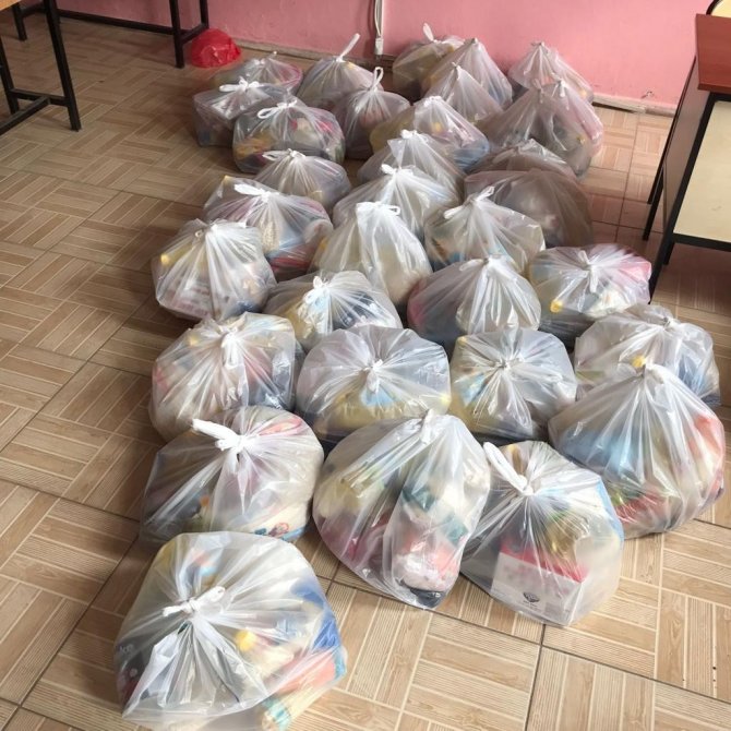 Öğretmen Ve Öğrencilerden İhtiyaç Sahiplerine Gıda Yardımı