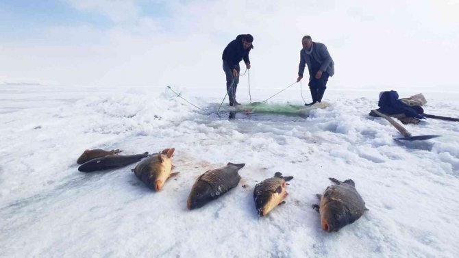 Nazik Gölü’nde Eskimo Usulü Balık Avı