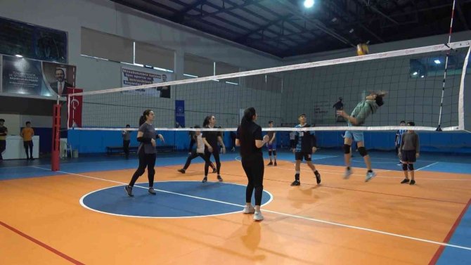 Tatvanlı Gençler Voleybol Oynayarak Stres Atıyor