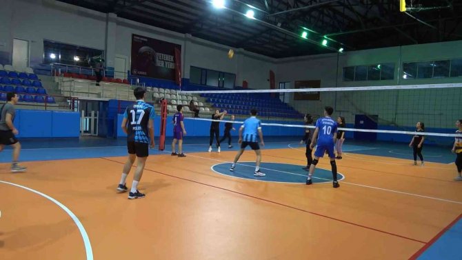 Tatvanlı Gençler Voleybol Oynayarak Stres Atıyor