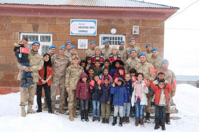 Jandarma Köy Okulunu Tamir Etti