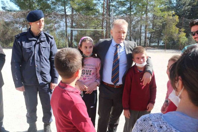 Köy Okuluna Ziyarete Giden Bucak Kaymakamı Erol Tanrıkulu Soluğu Sahada Aldı