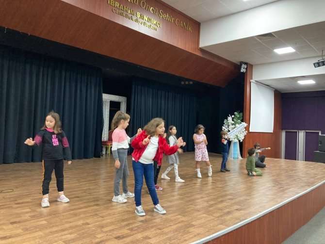 Canik’teki Genç Tiyatrocuların Oyun Heyecanı