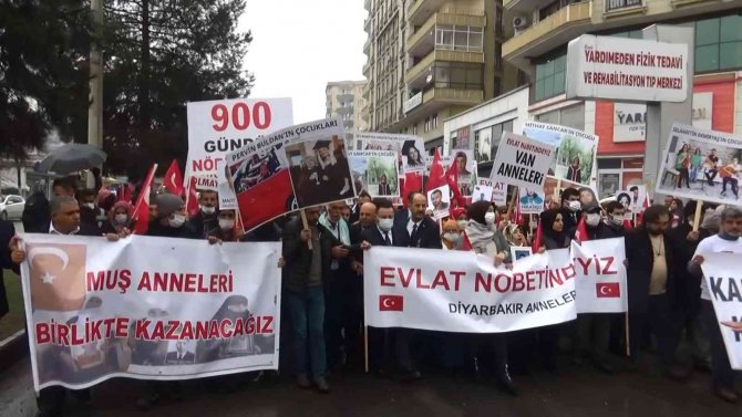Evlat Nöbetindeki Aileler, ‘Şehitler Ölmez, Vatan Bölünmez’ Sloganları İle Yürüdü