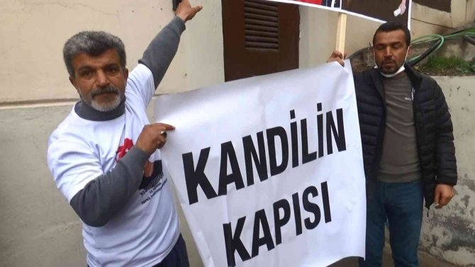 Evlat Nöbetindeki Aileler, ‘Şehitler Ölmez, Vatan Bölünmez’ Sloganları İle Yürüdü
