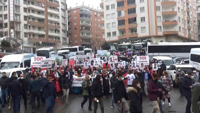 Evlat Nöbetindeki Aileler, ‘Şehitler Ölmez, Vatan Bölünmez’ Sloganları İle Yürüdü