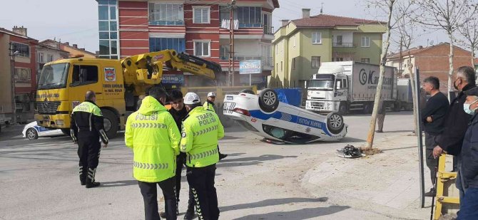 Çorum’da Ağaca Çarpan Polis Aracı Takla Attı