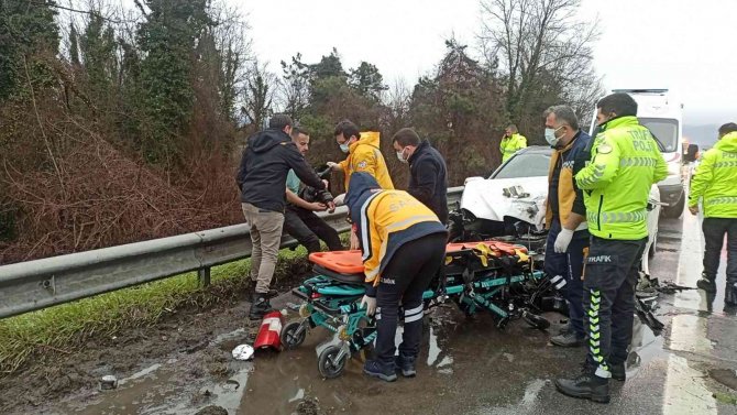 Düzce Tem Otoyolunda İki Araç Çarpıştı: 2 Yaralı