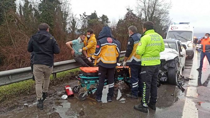 Düzce Tem Otoyolunda İki Araç Çarpıştı: 2 Yaralı