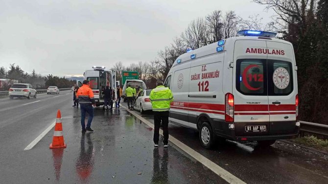 Düzce Tem Otoyolunda İki Araç Çarpıştı: 2 Yaralı