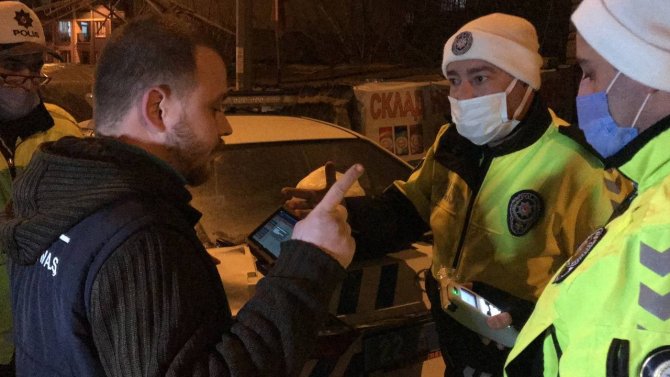 Edirne’de Polis Ekiplerinin Alkollü Sürücüler İle İmtihanı: Alkolmetreye Üflemiyorum