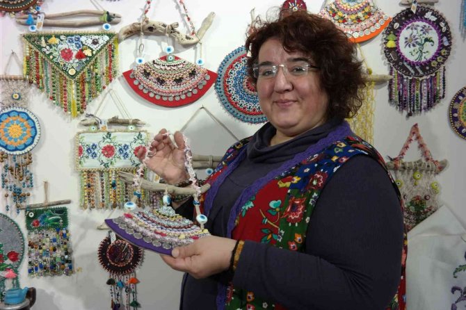 Sandık Diplerinde Kalmış Oya Ve Kanaviçeler Onun Elinde Tekrar Değerleniyor