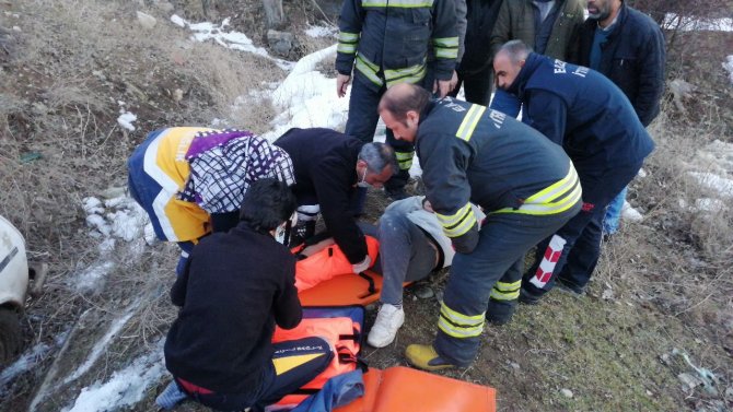 Araçta Sıkışan Sürücü İtfaiye Ekiplerince Kurtarıldı