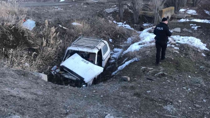 Araçta Sıkışan Sürücü İtfaiye Ekiplerince Kurtarıldı