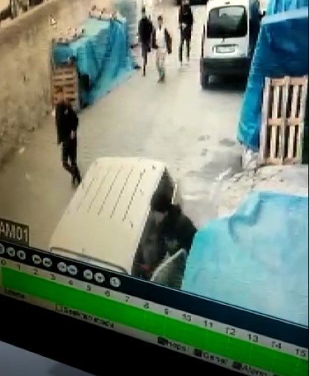 Hırsızlık Yapmak İsterken Market Çalışanlarının Elinden Kıl Payı Kurtuldu