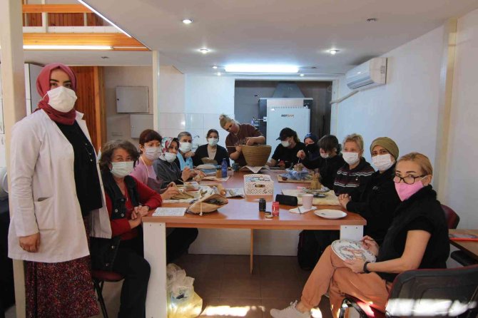 Alanya Belediyesi Çini Kursu Aile Bütçesine Katkı Sağlıyor