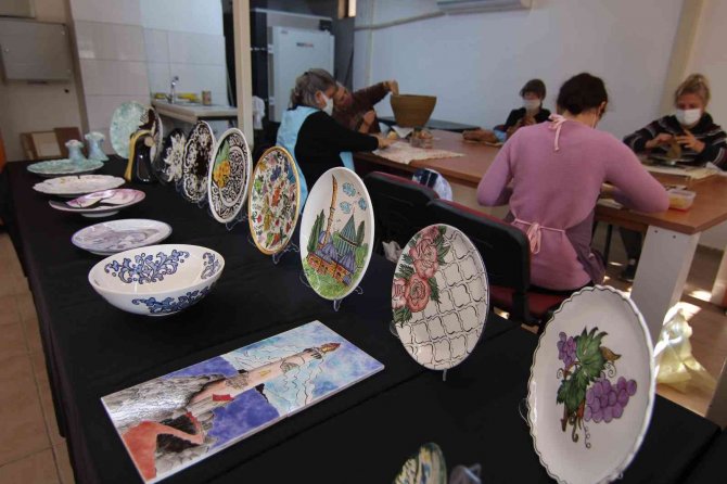 Alanya Belediyesi Çini Kursu Aile Bütçesine Katkı Sağlıyor