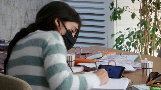 "Kitap Kahve" Sınava Hazırlanan Öğrencilerin İkinci Evi Oldu