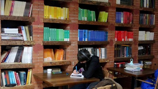 "Kitap Kahve" Sınava Hazırlanan Öğrencilerin İkinci Evi Oldu