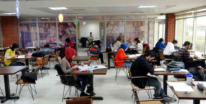 "Kitap Kahve" Sınava Hazırlanan Öğrencilerin İkinci Evi Oldu