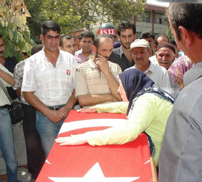 14 Yıl Sonra Şehit Sayılan Askerin Naaşı Şehitliğe Taşındı