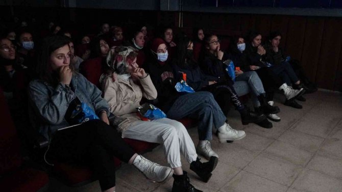 Yüksekova Polisi Öğrencileri Sinemayla Buluşturdu
