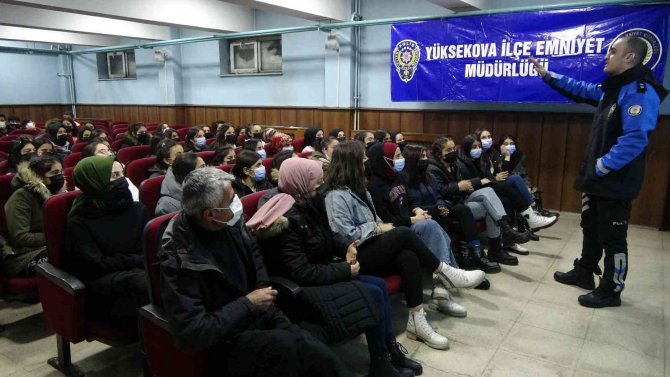 Yüksekova Polisi Öğrencileri Sinemayla Buluşturdu