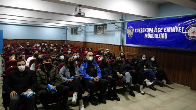 Yüksekova Polisi Öğrencileri Sinemayla Buluşturdu