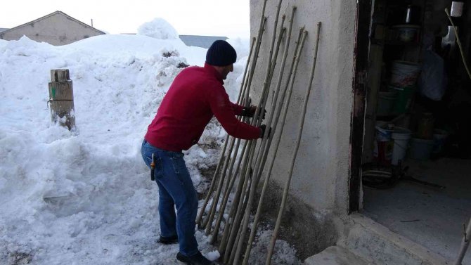 Ağaç Ve Farklı Malzemelerden Yapılan ‘Lekan’ Ayakkabısı Teknolojiye Direniyor