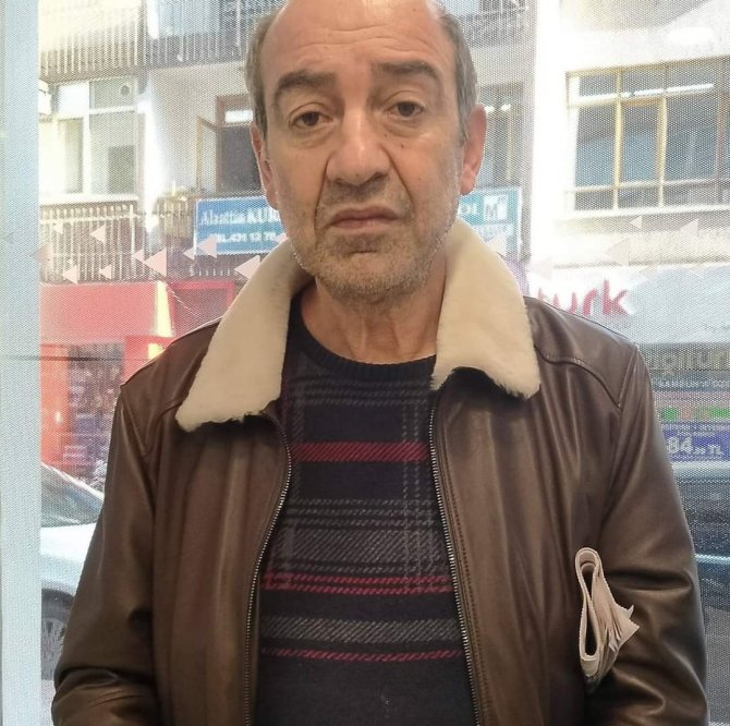 Emekli Öğretmen Evinde Ölü Bulundu