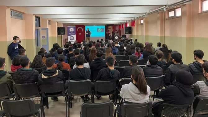 Iğdır Emniyetinden Öğrencilere ’Güvenli Ve Bilinçli İ̇nternet Kullanımı, Siber Zorbalık İle Teknoloji Bağımlılığı’ Eğitimi