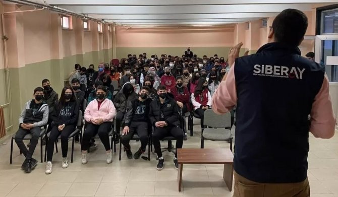 Iğdır Emniyetinden Öğrencilere ’Güvenli Ve Bilinçli İ̇nternet Kullanımı, Siber Zorbalık İle Teknoloji Bağımlılığı’ Eğitimi