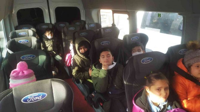 İ̇nhisar Belediyesi Öğrencilerin Gezisi İçin Araç Tahsis Etti