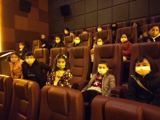 İ̇nhisar Belediyesi Öğrencilerin Gezisi İçin Araç Tahsis Etti